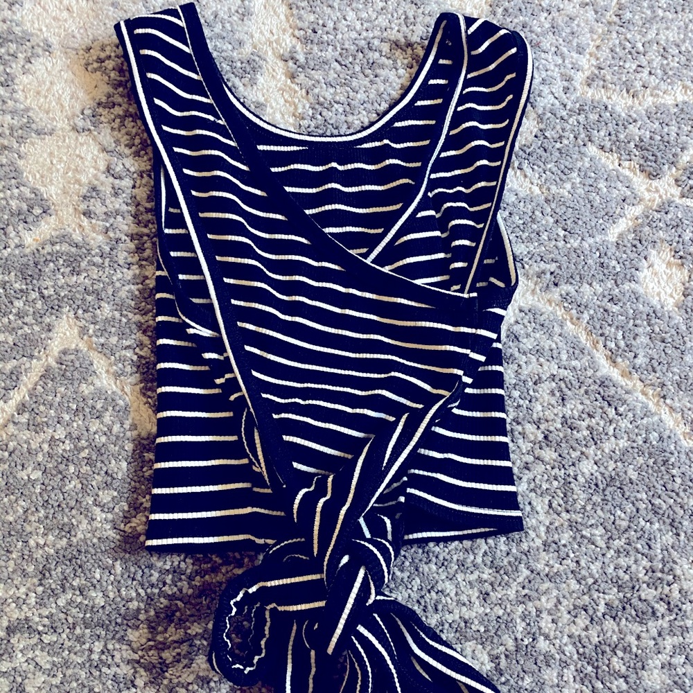 Super cute, close to new crop top!